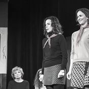 Pionýrky Tereza Petrášková a Kristýna Hrušínská recitují báseň o mandelince bramborové